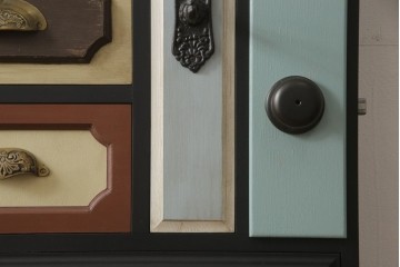 ドアを新規製作!ディズニー「不思議の国のアリス」の世界観をコンセプトに製作。持ち込みの取っ手金具を取り付け、見えない隠し蝶番を採用。ドアのベースはマットブラックに、引き出しや各装飾は打ち合わせの通りにペイント。(扉、建具)