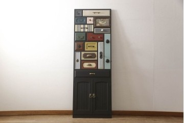 ドアを新規製作!ディズニー「不思議の国のアリス」の世界観をコンセプトに製作。持ち込みの取っ手金具を取り付け、見えない隠し蝶番を採用。ドアのベースはマットブラックに、引き出しや各装飾は打ち合わせの通りにペイント。(扉、建具)