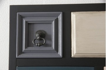 ドアを新規製作!ディズニー「不思議の国のアリス」の世界観をコンセプトに製作。持ち込みの取っ手金具を取り付け、見えない隠し蝶番を採用。ドアのベースはマットブラックに、引き出しや各装飾は打ち合わせの通りにペイント。(扉、建具)