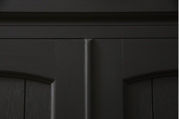 ドアを新規製作!ディズニー「不思議の国のアリス」の世界観をコンセプトに製作。持ち込みの取っ手金具を取り付け、見えない隠し蝶番を採用。ドアのベースはマットブラックに、引き出しや各装飾は打ち合わせの通りにペイント。(扉、建具)