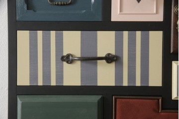 ドアを新規製作!ディズニー「不思議の国のアリス」の世界観をコンセプトに製作。持ち込みの取っ手金具を取り付け、見えない隠し蝶番を採用。ドアのベースはマットブラックに、引き出しや各装飾は打ち合わせの通りにペイント。(扉、建具)