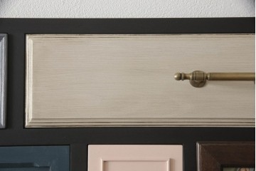 ドアを新規製作!ディズニー「不思議の国のアリス」の世界観をコンセプトに製作。持ち込みの取っ手金具を取り付け、見えない隠し蝶番を採用。ドアのベースはマットブラックに、引き出しや各装飾は打ち合わせの通りにペイント。(扉、建具)