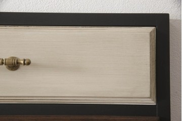 ドアを新規製作!ディズニー「不思議の国のアリス」の世界観をコンセプトに製作。持ち込みの取っ手金具を取り付け、見えない隠し蝶番を採用。ドアのベースはマットブラックに、引き出しや各装飾は打ち合わせの通りにペイント。(扉、建具)