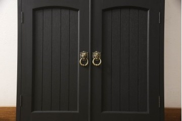 ドアを新規製作!ディズニー「不思議の国のアリス」の世界観をコンセプトに製作。持ち込みの取っ手金具を取り付け、見えない隠し蝶番を採用。ドアのベースはマットブラックに、引き出しや各装飾は打ち合わせの通りにペイント。(扉、建具)