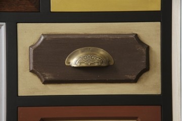 ドアを新規製作!ディズニー「不思議の国のアリス」の世界観をコンセプトに製作。持ち込みの取っ手金具を取り付け、見えない隠し蝶番を採用。ドアのベースはマットブラックに、引き出しや各装飾は打ち合わせの通りにペイント。(扉、建具)