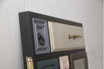 ドアを新規製作!ディズニー「不思議の国のアリス」の世界観をコンセプトに製作。持ち込みの取っ手金具を取り付け、見えない隠し蝶番を採用。ドアのベースはマットブラックに、引き出しや各装飾は打ち合わせの通りにペイント。(扉、建具)