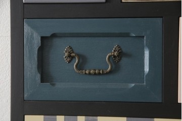 ドアを新規製作!ディズニー「不思議の国のアリス」の世界観をコンセプトに製作。持ち込みの取っ手金具を取り付け、見えない隠し蝶番を採用。ドアのベースはマットブラックに、引き出しや各装飾は打ち合わせの通りにペイント。(扉、建具)