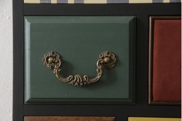 ドアを新規製作!ディズニー「不思議の国のアリス」の世界観をコンセプトに製作。持ち込みの取っ手金具を取り付け、見えない隠し蝶番を採用。ドアのベースはマットブラックに、引き出しや各装飾は打ち合わせの通りにペイント。(扉、建具)