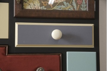 ドアを新規製作!ディズニー「不思議の国のアリス」の世界観をコンセプトに製作。持ち込みの取っ手金具を取り付け、見えない隠し蝶番を採用。ドアのベースはマットブラックに、引き出しや各装飾は打ち合わせの通りにペイント。(扉、建具)