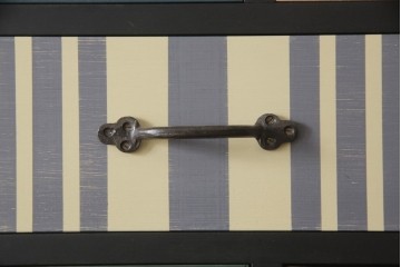 ドアを新規製作!ディズニー「不思議の国のアリス」の世界観をコンセプトに製作。持ち込みの取っ手金具を取り付け、見えない隠し蝶番を採用。ドアのベースはマットブラックに、引き出しや各装飾は打ち合わせの通りにペイント。(扉、建具)