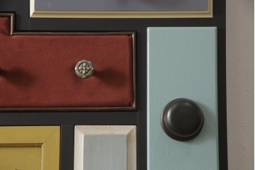 ドアを新規製作!ディズニー「不思議の国のアリス」の世界観をコンセプトに製作。持ち込みの取っ手金具を取り付け、見えない隠し蝶番を採用。ドアのベースはマットブラックに、引き出しや各装飾は打ち合わせの通りにペイント。(扉、建具)