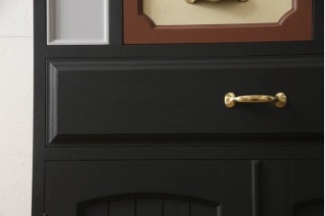 ドアを新規製作!ディズニー「不思議の国のアリス」の世界観をコンセプトに製作。持ち込みの取っ手金具を取り付け、見えない隠し蝶番を採用。ドアのベースはマットブラックに、引き出しや各装飾は打ち合わせの通りにペイント。(扉、建具)