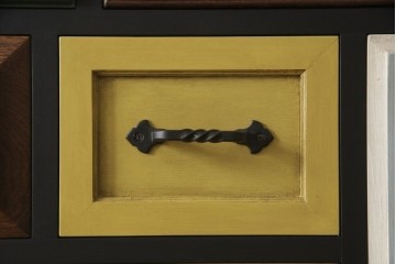 ドアを新規製作!ディズニー「不思議の国のアリス」の世界観をコンセプトに製作。持ち込みの取っ手金具を取り付け、見えない隠し蝶番を採用。ドアのベースはマットブラックに、引き出しや各装飾は打ち合わせの通りにペイント。(扉、建具)