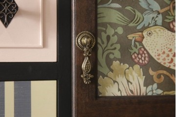 ドアを新規製作!ディズニー「不思議の国のアリス」の世界観をコンセプトに製作。持ち込みの取っ手金具を取り付け、見えない隠し蝶番を採用。ドアのベースはマットブラックに、引き出しや各装飾は打ち合わせの通りにペイント。(扉、建具)