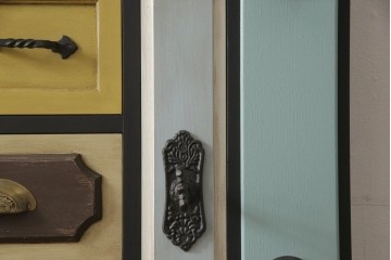 ドアを新規製作!ディズニー「不思議の国のアリス」の世界観をコンセプトに製作。持ち込みの取っ手金具を取り付け、見えない隠し蝶番を採用。ドアのベースはマットブラックに、引き出しや各装飾は打ち合わせの通りにペイント。(扉、建具)