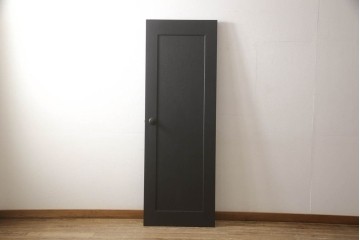 ドアを新規製作!ディズニー「不思議の国のアリス」の世界観をコンセプトに製作。持ち込みの取っ手金具を取り付け、見えない隠し蝶番を採用。ドアのベースはマットブラックに、引き出しや各装飾は打ち合わせの通りにペイント。(扉、建具)