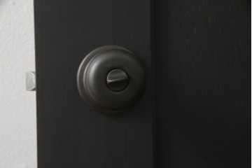 ドアを新規製作!ディズニー「不思議の国のアリス」の世界観をコンセプトに製作。持ち込みの取っ手金具を取り付け、見えない隠し蝶番を採用。ドアのベースはマットブラックに、引き出しや各装飾は打ち合わせの通りにペイント。(扉、建具)