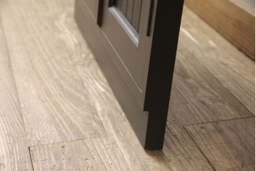 ドアを新規製作!ディズニー「不思議の国のアリス」の世界観をコンセプトに製作。持ち込みの取っ手金具を取り付け、見えない隠し蝶番を採用。ドアのベースはマットブラックに、引き出しや各装飾は打ち合わせの通りにペイント。(扉、建具)