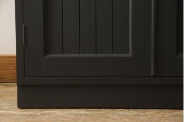 ドアを新規製作!ディズニー「不思議の国のアリス」の世界観をコンセプトに製作。持ち込みの取っ手金具を取り付け、見えない隠し蝶番を採用。ドアのベースはマットブラックに、引き出しや各装飾は打ち合わせの通りにペイント。(扉、建具)