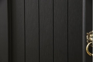 ドアを新規製作!ディズニー「不思議の国のアリス」の世界観をコンセプトに製作。持ち込みの取っ手金具を取り付け、見えない隠し蝶番を採用。ドアのベースはマットブラックに、引き出しや各装飾は打ち合わせの通りにペイント。(扉、建具)