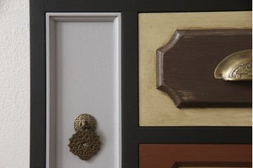 ドアを新規製作!ディズニー「不思議の国のアリス」の世界観をコンセプトに製作。持ち込みの取っ手金具を取り付け、見えない隠し蝶番を採用。ドアのベースはマットブラックに、引き出しや各装飾は打ち合わせの通りにペイント。(扉、建具)