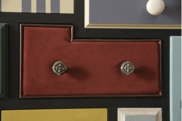 ドアを新規製作!ディズニー「不思議の国のアリス」の世界観をコンセプトに製作。持ち込みの取っ手金具を取り付け、見えない隠し蝶番を採用。ドアのベースはマットブラックに、引き出しや各装飾は打ち合わせの通りにペイント。(扉、建具)