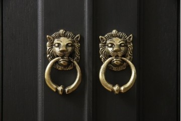 ドアを新規製作!ディズニー「不思議の国のアリス」の世界観をコンセプトに製作。持ち込みの取っ手金具を取り付け、見えない隠し蝶番を採用。ドアのベースはマットブラックに、引き出しや各装飾は打ち合わせの通りにペイント。(扉、建具)