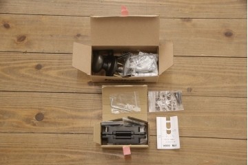 ドアを新規製作!ディズニー「不思議の国のアリス」の世界観をコンセプトに製作。持ち込みの取っ手金具を取り付け、見えない隠し蝶番を採用。ドアのベースはマットブラックに、引き出しや各装飾は打ち合わせの通りにペイント。(扉、建具)