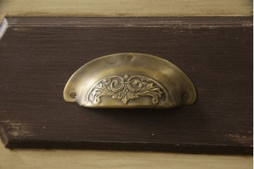 ドアを新規製作!ディズニー「不思議の国のアリス」の世界観をコンセプトに製作。持ち込みの取っ手金具を取り付け、見えない隠し蝶番を採用。ドアのベースはマットブラックに、引き出しや各装飾は打ち合わせの通りにペイント。(扉、建具)