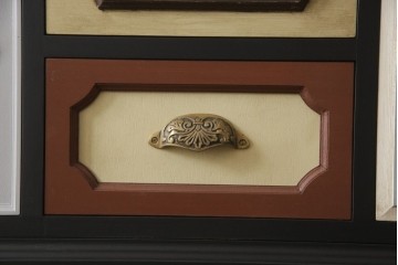 ドアを新規製作!ディズニー「不思議の国のアリス」の世界観をコンセプトに製作。持ち込みの取っ手金具を取り付け、見えない隠し蝶番を採用。ドアのベースはマットブラックに、引き出しや各装飾は打ち合わせの通りにペイント。(扉、建具)