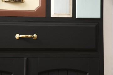 ドアを新規製作!ディズニー「不思議の国のアリス」の世界観をコンセプトに製作。持ち込みの取っ手金具を取り付け、見えない隠し蝶番を採用。ドアのベースはマットブラックに、引き出しや各装飾は打ち合わせの通りにペイント。(扉、建具)