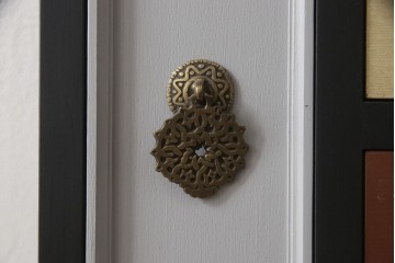 ドアを新規製作!ディズニー「不思議の国のアリス」の世界観をコンセプトに製作。持ち込みの取っ手金具を取り付け、見えない隠し蝶番を採用。ドアのベースはマットブラックに、引き出しや各装飾は打ち合わせの通りにペイント。(扉、建具)