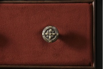 ドアを新規製作!ディズニー「不思議の国のアリス」の世界観をコンセプトに製作。持ち込みの取っ手金具を取り付け、見えない隠し蝶番を採用。ドアのベースはマットブラックに、引き出しや各装飾は打ち合わせの通りにペイント。(扉、建具)