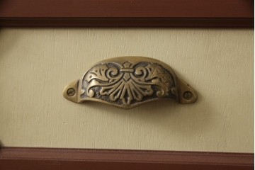 ドアを新規製作!ディズニー「不思議の国のアリス」の世界観をコンセプトに製作。持ち込みの取っ手金具を取り付け、見えない隠し蝶番を採用。ドアのベースはマットブラックに、引き出しや各装飾は打ち合わせの通りにペイント。(扉、建具)