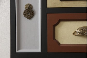 ドアを新規製作!ディズニー「不思議の国のアリス」の世界観をコンセプトに製作。持ち込みの取っ手金具を取り付け、見えない隠し蝶番を採用。ドアのベースはマットブラックに、引き出しや各装飾は打ち合わせの通りにペイント。(扉、建具)