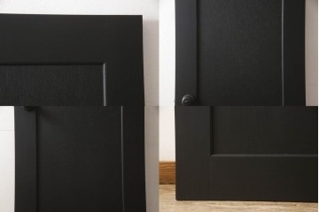 ドアを新規製作!ディズニー「不思議の国のアリス」の世界観をコンセプトに製作。持ち込みの取っ手金具を取り付け、見えない隠し蝶番を採用。ドアのベースはマットブラックに、引き出しや各装飾は打ち合わせの通りにペイント。(扉、建具)