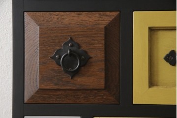 ドアを新規製作!ディズニー「不思議の国のアリス」の世界観をコンセプトに製作。持ち込みの取っ手金具を取り付け、見えない隠し蝶番を採用。ドアのベースはマットブラックに、引き出しや各装飾は打ち合わせの通りにペイント。(扉、建具)