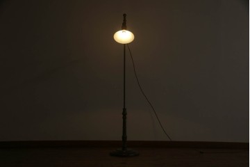 フロアスタンドを新規製作!ご希望のサイズ、デザインにて。高さ・角度調整可能な仕様で、台座は円形にて製作。シェードは当店のアンティークのものを使用。(フロアランプ、スタンドライト、照明)