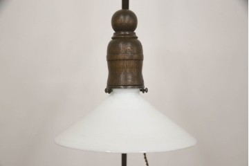 フロアスタンドを新規製作!ご希望のサイズ、デザインにて。高さ・角度調整可能な仕様で、台座は円形にて製作。シェードは当店のアンティークのものを使用。(フロアランプ、スタンドライト、照明)