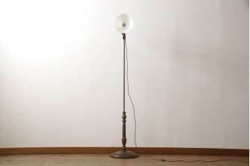 フロアスタンドを新規製作!ご希望のサイズ、デザインにて。高さ・角度調整可能な仕様で、台座は円形にて製作。シェードは当店のアンティークのものを使用。(フロアランプ、スタンドライト、照明)