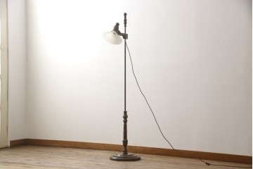 フロアスタンドを新規製作!ご希望のサイズ、デザインにて。高さ・角度調整可能な仕様で、台座は円形にて製作。シェードは当店のアンティークのものを使用。(フロアランプ、スタンドライト、照明)