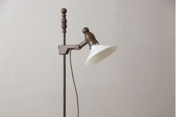 フロアスタンドを新規製作!ご希望のサイズ、デザインにて。高さ・角度調整可能な仕様で、台座は円形にて製作。シェードは当店のアンティークのものを使用。(フロアランプ、スタンドライト、照明)