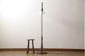 フロアスタンドを新規製作!ご希望のサイズ、デザインにて。高さ・角度調整可能な仕様で、台座は円形にて製作。シェードは当店のアンティークのものを使用。(フロアランプ、スタンドライト、照明)