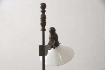 フロアスタンドを新規製作!ご希望のサイズ、デザインにて。高さ・角度調整可能な仕様で、台座は円形にて製作。シェードは当店のアンティークのものを使用。(フロアランプ、スタンドライト、照明)