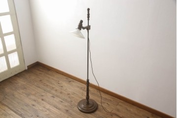 フロアスタンドを新規製作!ご希望のサイズ、デザインにて。高さ・角度調整可能な仕様で、台座は円形にて製作。シェードは当店のアンティークのものを使用。(フロアランプ、スタンドライト、照明)