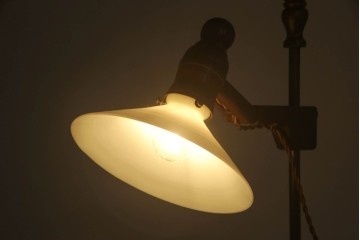 フロアスタンドを新規製作!ご希望のサイズ、デザインにて。高さ・角度調整可能な仕様で、台座は円形にて製作。シェードは当店のアンティークのものを使用。(フロアランプ、スタンドライト、照明)