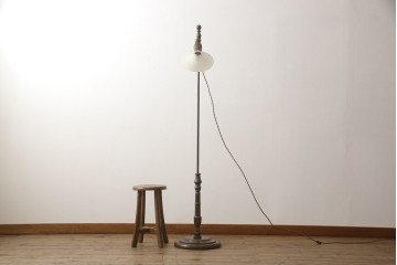 フロアスタンドを新規製作!ご希望のサイズ、デザインにて。高さ・角度調整可能な仕様で、台座は円形にて製作。シェードは当店のアンティークのものを使用。(フロアランプ、スタンドライト、照明)