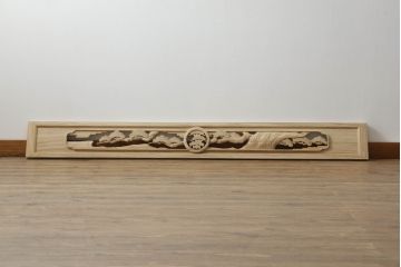 欄間を新規製作!ご希望のサイズで、デザインは中央に家紋、まわりに松の彫刻。色味は提供いただいた画像に近しい色味で着色。(明かり取り、明り取り、建具)