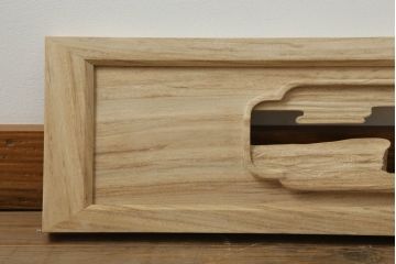 欄間を新規製作!ご希望のサイズで、デザインは中央に家紋、まわりに松の彫刻。色味は提供いただいた画像に近しい色味で着色。(明かり取り、明り取り、建具)