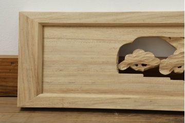 欄間を新規製作!ご希望のサイズで、デザインは中央に家紋、まわりに松の彫刻。色味は提供いただいた画像に近しい色味で着色。(明かり取り、明り取り、建具)